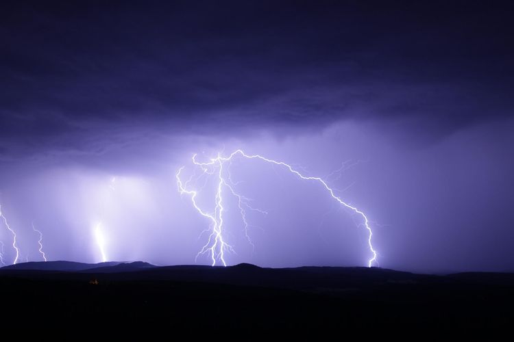 Angin Timur Kencang dan Badai Petir Melanda Arab Saudi