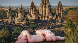 Menggali Pameran KAWS:HOLIDAY di Candi Prambanan