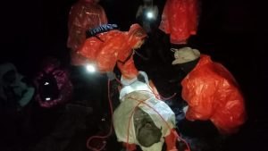 Pendaki Gunung Kerinci Terjatuh: Evakuasi Berhasil Dilakukan oleh Tim SAR