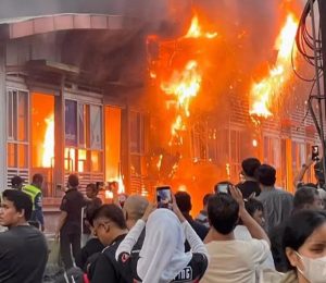 Kebakaran Hebat Melanda Halte Transjakarta Tendean, Penumpang Dievakuasi