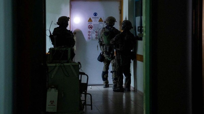 Tentara Israel di RS Al-Shifa (Foto: Reuters)