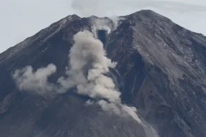 Gunung Semeru Kembali Erupsi Status Siaga III, Imbauan Waspada untuk Masyarakat