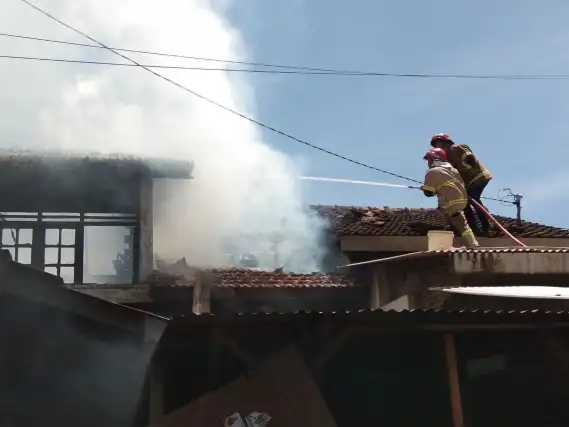 Kebakaran Hebat Rumah di Dukuh Penjalinan, Warga Gotong-Royong Padamkan Api