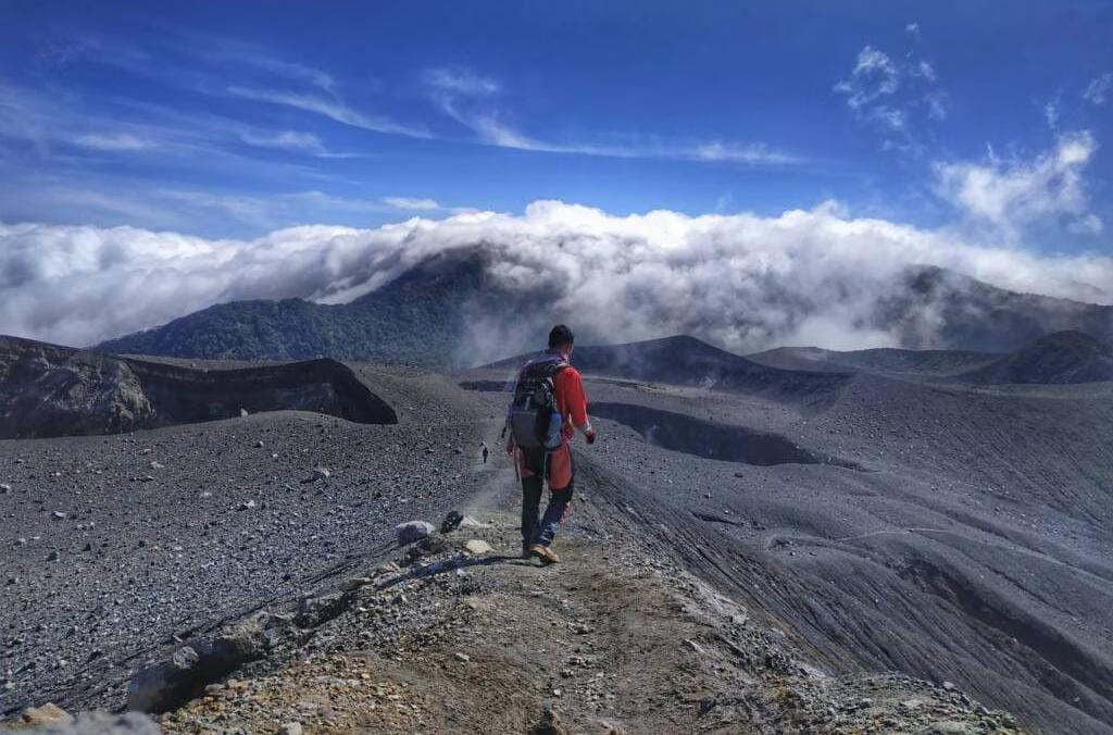 Penutupan Pendakian Gunung di Sumbar Pascaerupsi Gunung Marapi