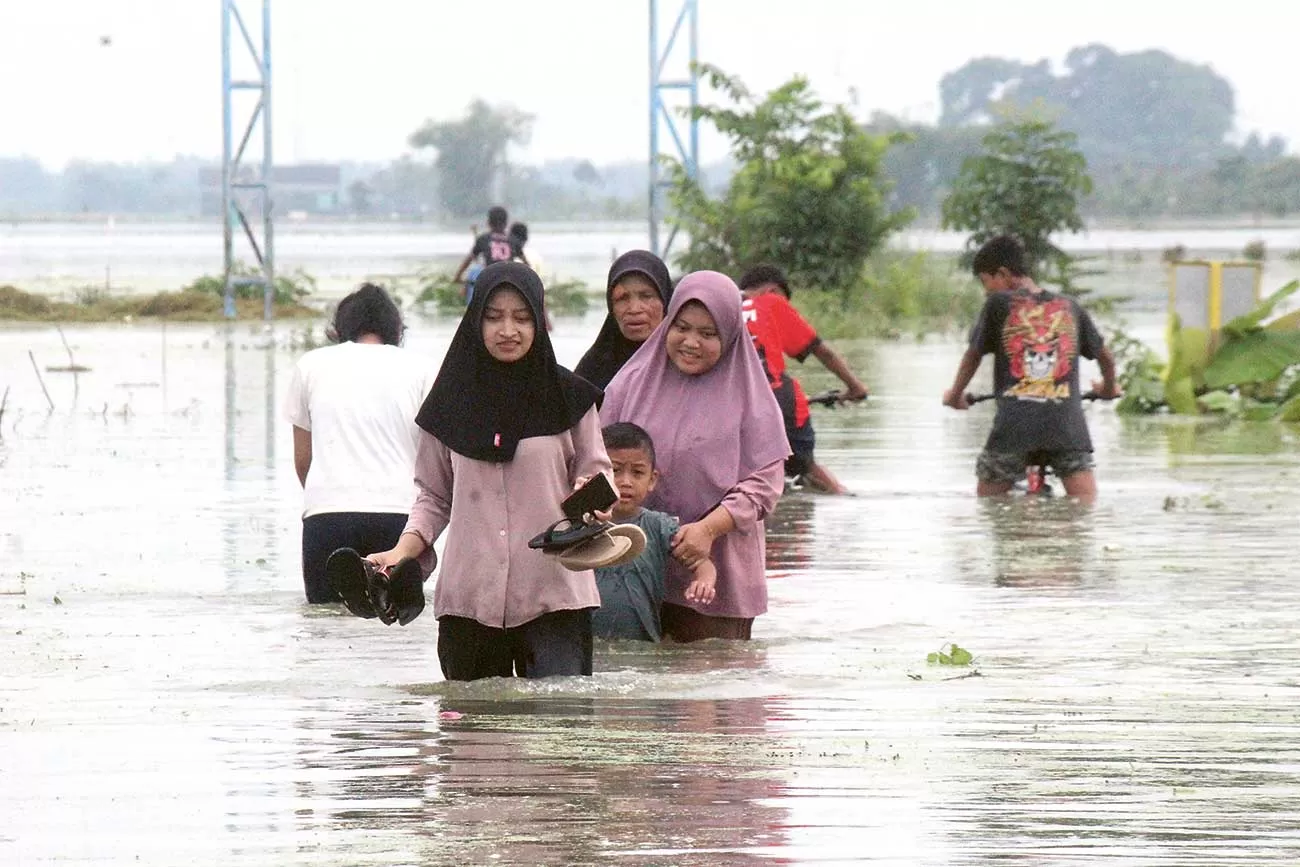 Banjir Luapan Sungai Bengawan Solo Rendam Gresik
