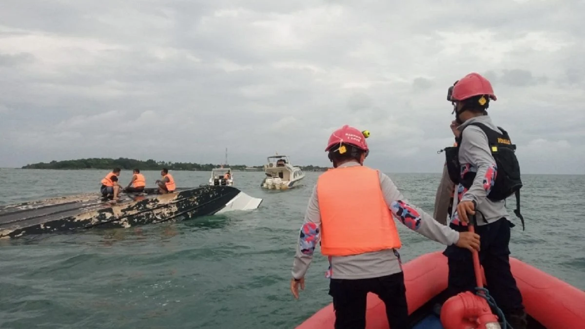 Basarnas DKI Jakarta Melanjutkan Pencarian Korban KM Pari Kudus yang Terbalik di Perairan Pulau Rambut